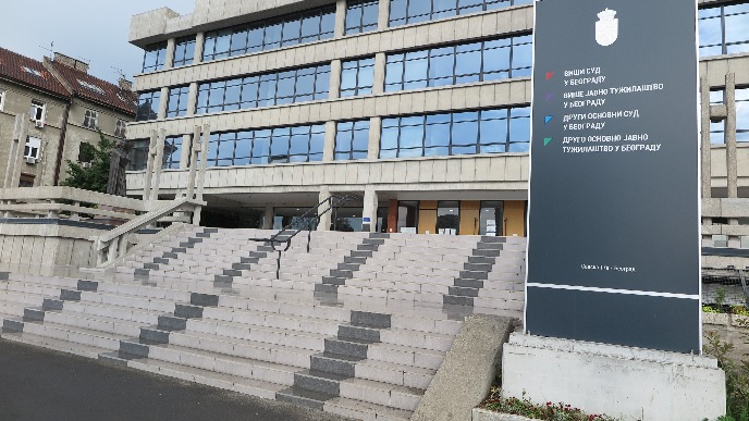 Kamenicama gađao policajce